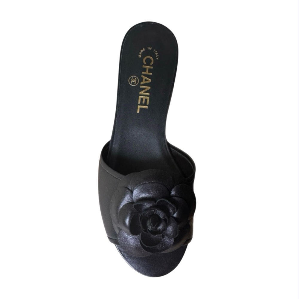 🆕💞CHANEL Black Lambskin Camellia Flower Sandals Mules CC Logo Gold-Tone HW 37C - Picture 3 of 12